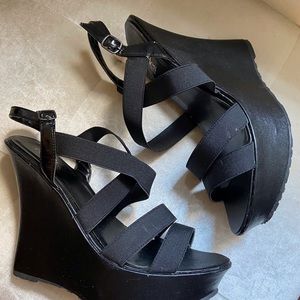 Charles byCharles David, Black platform wedges.S10